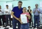 EL GOBERNADOR ZDERO ENTREGÓ TÍTULOS DE PROPIEDAD A VECINOS DE 8 BARRIOS, EN PINEDO 