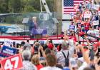TRUMP ARREMETIÓ CONTRA HARRIS EN SU PRIMER ACTO AL AIRE LIBRE DESDE EL ATENTADO