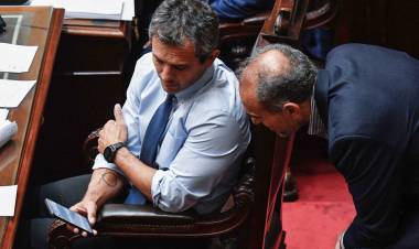 MARTÍN MENEM SE HACE EL DISTRAÍDO CON LA CONSTITUCIÓN DE LA BICAMERAL DE LOS DNU