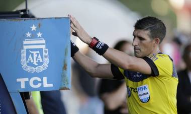 LOS AUDIOS DEL VAR EN LA POLÉMICA JUGADA DEL PENAL A RIESTRA VS RIVER: "ANDRÉS, ME EQUIVOQUÉ EN ALGO"