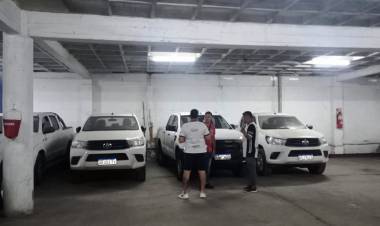 VEHICULOS GUBERNAMENTALES ABANDONADOS FUERON HALLADOS EN UN ESTACIONAMIENTO 