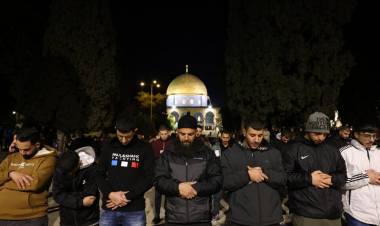 ISRAEL IMPIDE A CIENTOS DE PALESTINOS REZAR EN LA EXPLANADA DE LAS MEZQUITAS