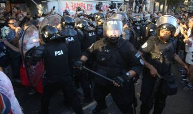 FINAL PARA EL UNIFORME NO BINARIO: POLLERAS PARA ELLAS Y NADA DE TATUAJES