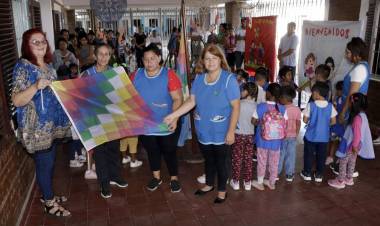 EL GOBIERNO PROVINCIAL CONTINÚA LA ENTREGA DE BANDERAS A INSTITUCIONES EDUCATIVAS
