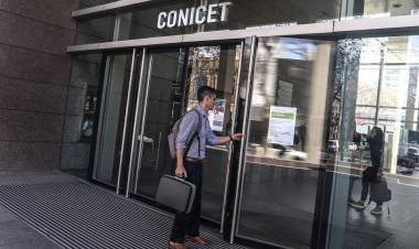 "DEJAR AL CONICET SIN PERSONAL IMPLICA PARALIZARLO Y PONER EN RIESGO A LA CIENCIA"