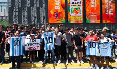 MESSI FUE RECIBIDO EN TIERRA AZTECA POR UNA MULTITUD DE HINCHAS 