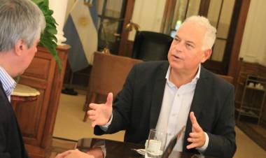 COMPROMISO POR EL DESARROLLO REGIONAL: ENCUENTRO ENTRE EL MINISTRO DE INFRAESTRUCTURA DEL CHACO Y EL RECTOR DE LA UNNE S