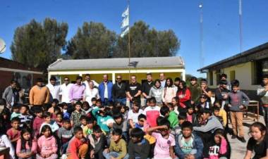 VILLA ÁNGELA: INTENDENTE PAPP VISITÓ LA ESCUELA N°418 "NIÑO MOCOVÍ"