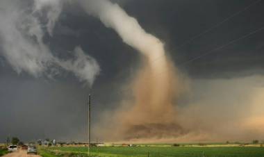 EEUU: SOBREVIVEN CIEN PERSONAS EN UNA IGLESIA TRAS ARRANCAR EL TECHO UN TORNADO
