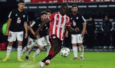 RECETA CONTRA EL FRÍO: CETRÉ PICÓ UN PENAL Y CALENTÓ EL ESTUDIANTES-RIESTRA