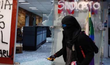ACTIVISTAS LGTBI VANDALIZAN EN CIUDAD DE MÉXICO POR RETIRAR UNA BANDERA GAY