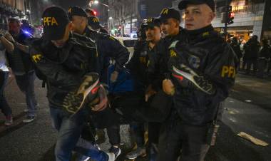 UNA CACERÍA POLICIAL MUY FLOJA DE PAPELES