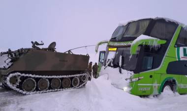 EL EJÉRCITO SE MOVILIZÓ PARA RESCATAR A DECENAS DE PERSONAS ATRAPADAS EN CAMIONES, MICROS Y AUTOS