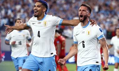 URUGUAY GOLEÓ A BOLIVIA Y QUEDÓ A UN PASO DE LOS CUARTOS DE FINAL