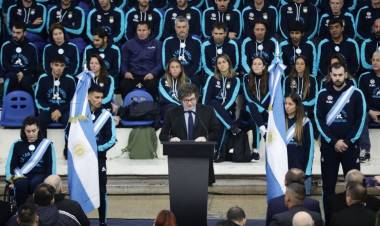 "LE TOCA ATAJAR TODO LO QUE LE TIRAN, COMO EL DIBU"