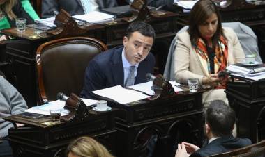 EL RADICALISMO DEPONE LAS ARMAS Y SE ACERCA CADA VEZ MÁS A JAVIER MILEI