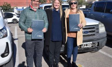 EL GOBIERNO PROVINCIAL ENTREGÓ VEHÍCULOS RECUPERADOS A LOS MUNICIPIOS DE LA VERDE Y COLONIA POPULAR