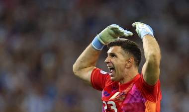 "DIBU" MARTÍNEZ, TAN GRANDE COMO FILLOL 