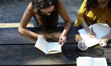 LEER LA BIBLIA COINCIDE CON MAYOR FELICIDAD EN LA GENERACIÓN Z