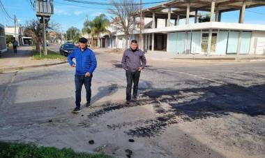 EL MUNICIPIO DE VILLA ÁNGELA AVANZA EN LA REPARACIÓN DE BACHES Y ALCANTARILLAS