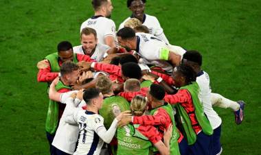 INGLATERRA FESTEJÓ EN EL ÚLTIMO MINUTO Y ES FINALISTA DE EUROCOPA