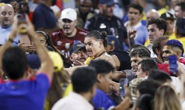 "NUESTRA FAMILIA CORRIÓ PELIGRO": LOS JUGADORES URUGUAYOS SALTARON A LA PLATEA PARA PELEAR CON HINCHAS COLOMBIANOS