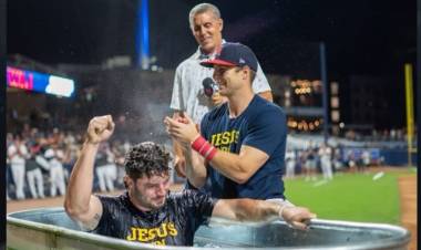 WES CLARKE, JUGADOR PROFESIONAL DE BEISBOL, SE BAUTIZA EN EL ESTADIO