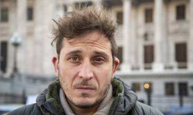 EL ABOGADO QUE PERDIÓ LA VISIÓN DE UN OJO EN LA REPRESIÓN ANTERIOR Y DEFIENDE A 3 DETENIDOS