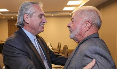 ALBERTO FERNÁNDEZ ESCRIBE UN LIBRO Y ENFOCA EN LA AGENDA INTERNACIONAL