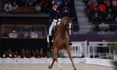 ESCÁNDALO EN REINO UNIDO POR UNA JINETE QUE GOLPEÓ A UN CABALLO