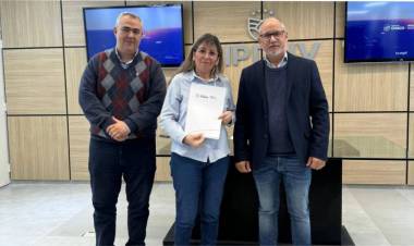 EL IPDUV ENTREGÓ CONSTANCIAS DE CANCELACIÓN DE DEUDAS A FAMILIAS DEL GRAN RESISTENCIA