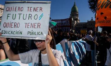 SIN CONSENSUAR CON LOS GREMIOS, EL GOBIERNO DISPUSO UN AUMENTO DEL SALARIO DOCENTE