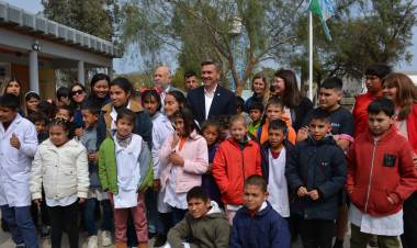 DU GRATY: EL GOBERNADOR ZDERO ACOMPAÑÓ LA FERIA DEL LIBRO PROVINCIAL 2024 E INAUGURÓ OBRAS DE REFACCIÓN EN LA ESCUELA 42