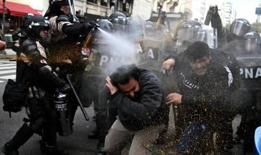 LA MARCHA CONTRA EL VETO DE MILEI TERMINÓ CON GASES, PALOS Y BALAS DE GOMA