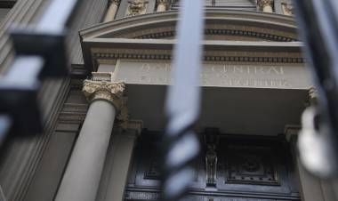 LOS BUITRES ATACAN DE NUEVO