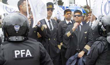 PILOTOS, TRIPULANTES Y TRABAJADORES DE CARGA SE MOVILIZARON CONTRA LA PRIVATIZACIÓN DE AEROLÍNEAS ARGENTINAS
