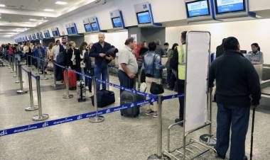 LA PRUEBA DEL ATRASO CAMBIARIO: CAÍDA DEL TURISMO EXTRANJERO Y BOOM DE VIAJES AL EXTERIOR DE ARGENTINOS