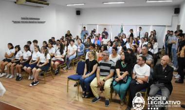 LA LEGISLATURA RECONOCIÓ A ESTUDIANTES SECUNDARIOS Y UNIVERSITARIOS DESTACADOS