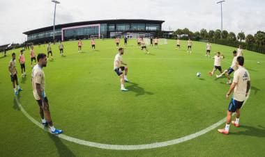 LA SELECCIÓN SE ESCAPÓ DEL HURACÁN PARA ENFRENTAR A VENEZUELA CON MESSI Y UN PAR DE INCÓGNITAS