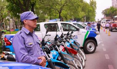 EL GOBERNADOR ZDERO ENTREGÓ PATRULLEROS Y MOTOS PARA COMISARÍAS DE RESISTENCIA Y EL INTERIOR