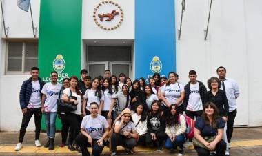 ESTUDIANTES SECUNDARIOS DE RESISTENCIA Y BARRANQUERAS SE FORMARON EN LA LEGISLATURA SOBRE LA FUNCIÓN DE LOS DIPUTADOS Y LAS LEYES