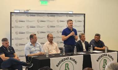 VILLA ÁNGELA: EL GOBERNADOR ZDERO FIRMÓ UN CONVENIO CON  LA SOCIEDAD RURAL PARA EJECUTAR OBRAS DE ACCESO A LA ENTIDAD Y ENTREGÓ CRÉDITOS A PRODUCTORES 