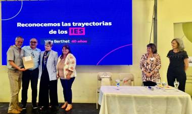 EDUCACIÓN E INSTITUTOS DE FORMACIÓN DOCENTE DEBATEN NUEVOS DISEÑOS CURRICULARES EN EL NIVEL SUPERIOR