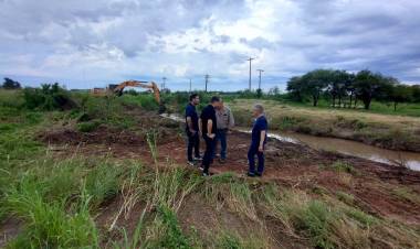 SÁENZ PEÑA: EL GOBIERNO PROVINCIAL Y EL MUNICIPIO ARTICULAN LA LIMPIEZA DE CANALES 