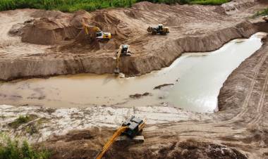 VIALIDAD PROVINCIAL TRABAJA EN REENCAUZAR EL RÍO BERMEJO A LA ALTURA DE PUERTO LAVALLE