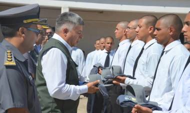 EL GOBIERNO PROVINCIAL ENTREGÓ INDUMENTARIA A ALUMNOS DEL CURSO DE FORMACIÓN PARA AGENTES PENITENCIARIOS 