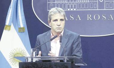 CAPUTO NIEGA QUE EL FMI PIDA UNA DEVALUACIÓN 