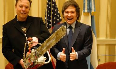 MILEI SE REUNIÓ CON SU ÍDOLO ELON MUSK Y LE REGALÓ UNA MOTOSIERRA