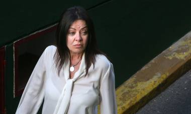 PETTOVELLO SUMA OTRA DENUNCIA: ENCONTRARON ÚTILES ESCOLARES Y COMIDA "POR PUDRIRSE"