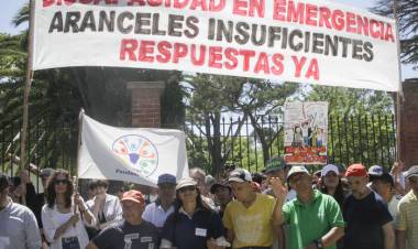 PERSONAS CON DISCAPACIDAD MARCHAN A PLAZA DE MAYO